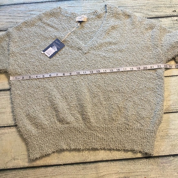 NWT universal thread light green shag looking v neck sweater. L - Picture 6 of 8